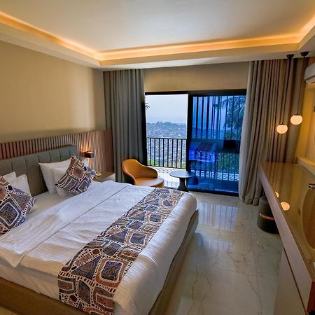 The Country Lodge Hotel Freetown Bagian luar foto