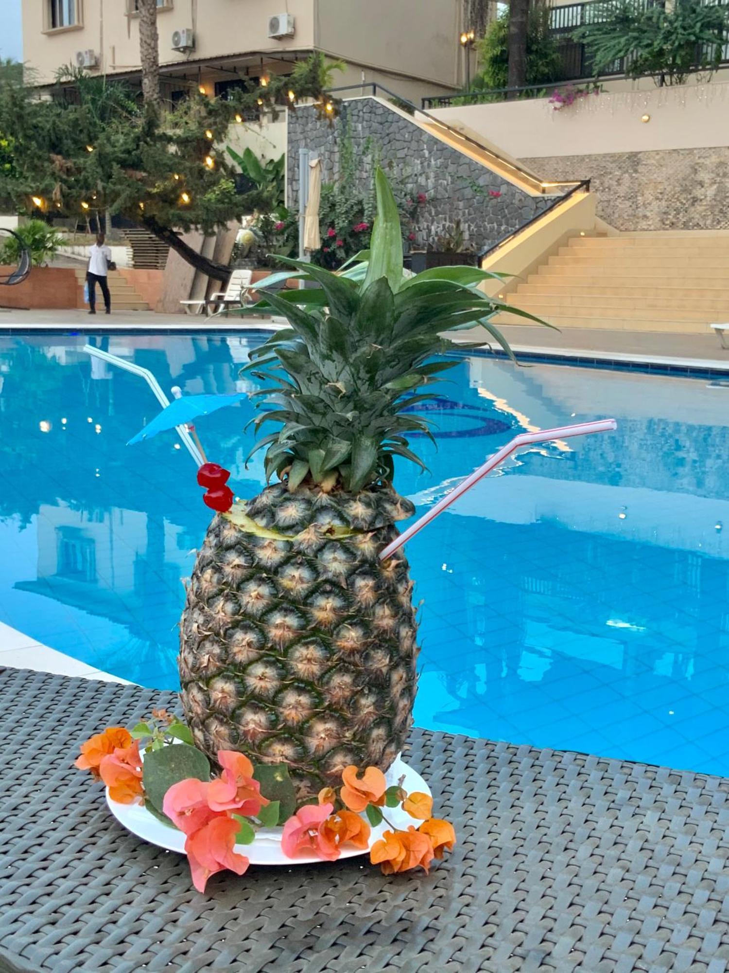 The Country Lodge Hotel Freetown Bagian luar foto