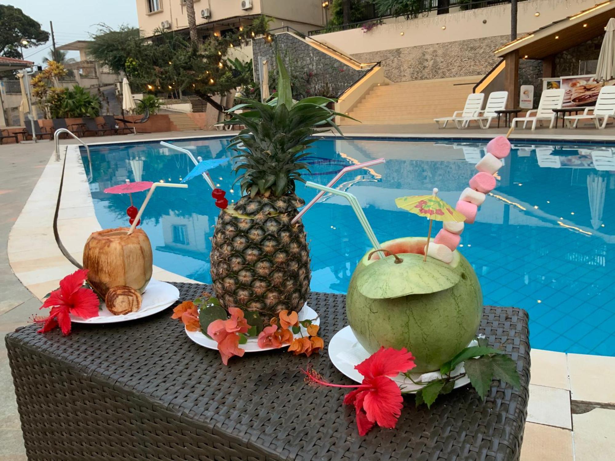 The Country Lodge Hotel Freetown Bagian luar foto