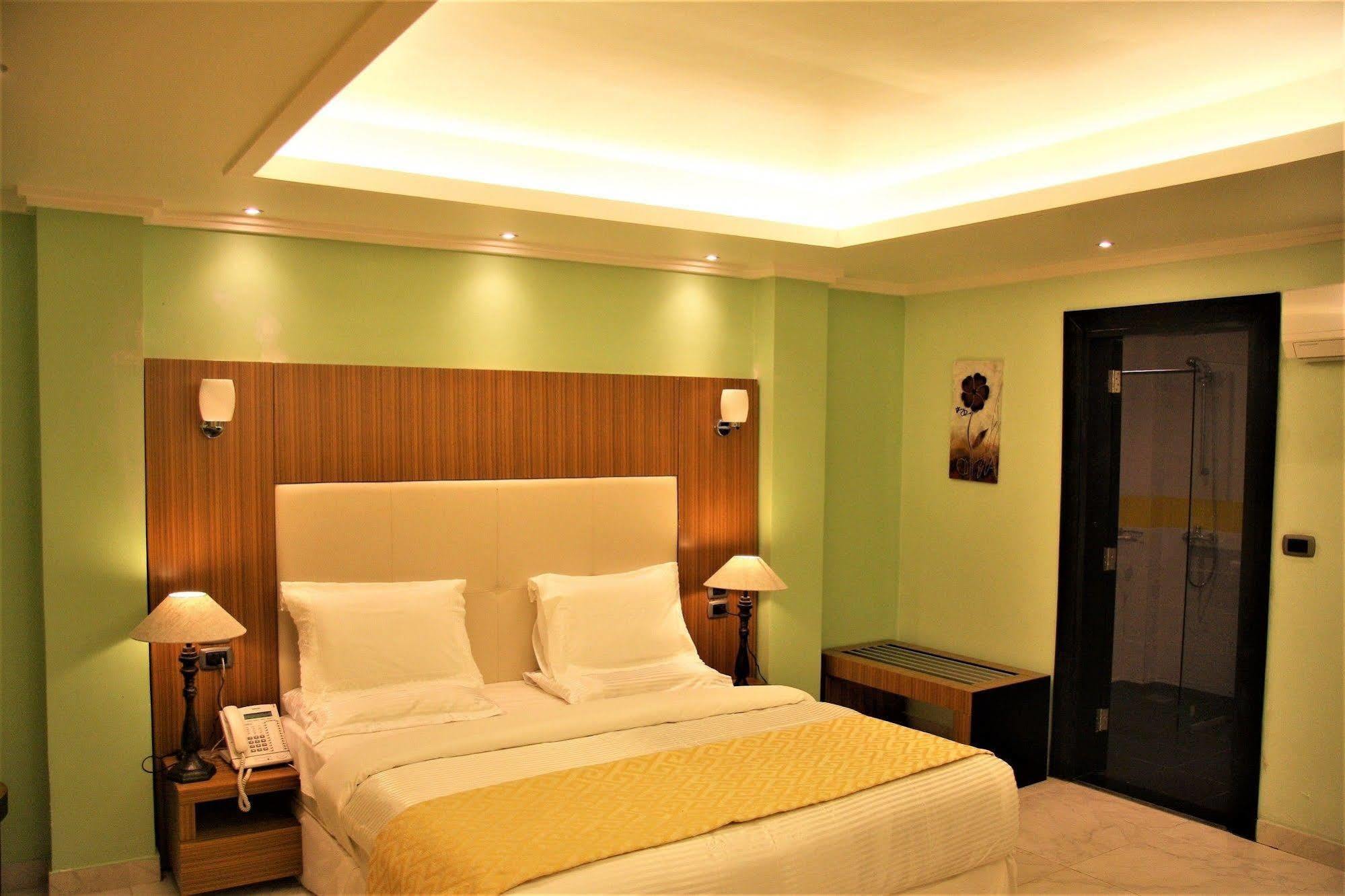 The Country Lodge Hotel Freetown Bagian luar foto