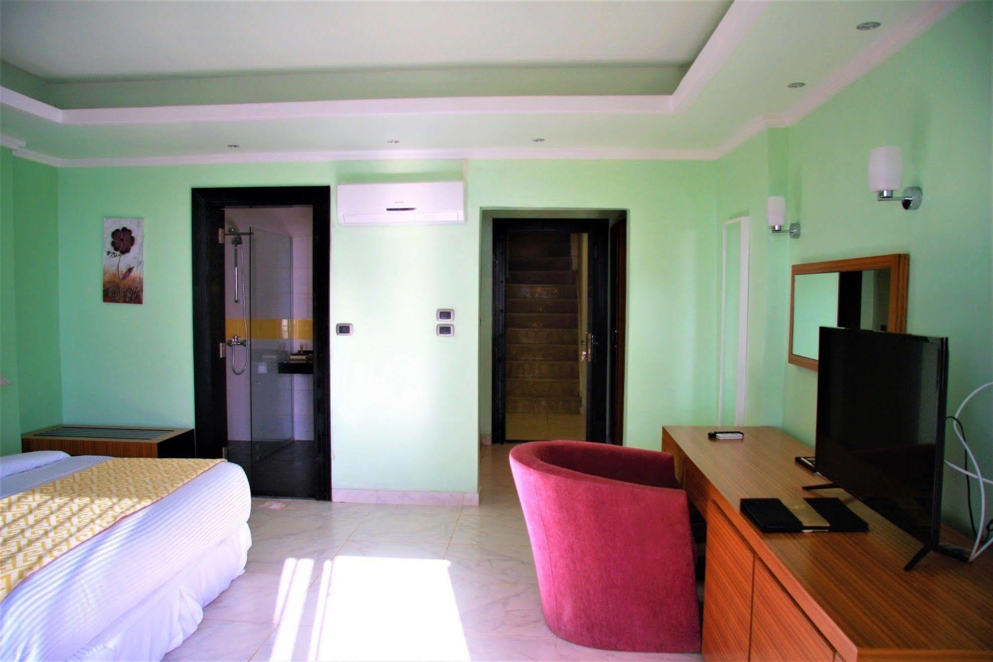 The Country Lodge Hotel Freetown Bagian luar foto