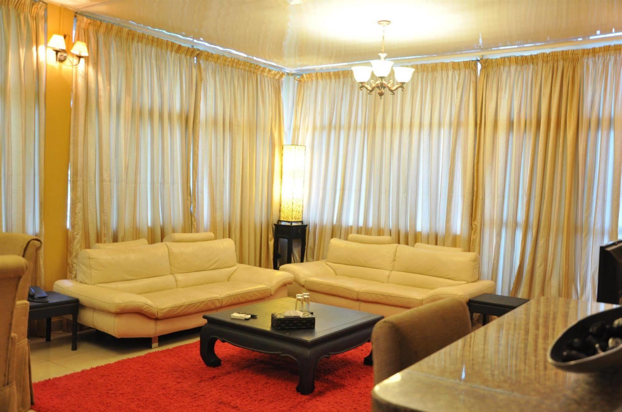 The Country Lodge Hotel Freetown Bagian luar foto