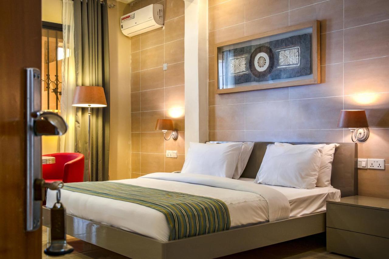 The Country Lodge Hotel Freetown Bagian luar foto
